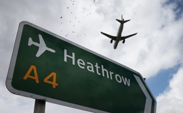Heathrow Un avión pasa sobre un indicador del aeropuerto de Heathrow, en Londres.