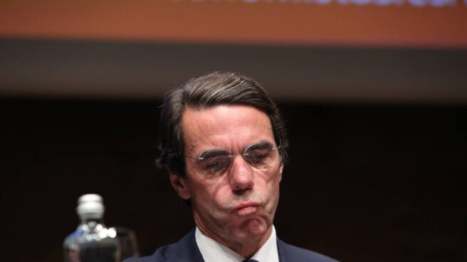 Aznar vuelve a la carga contra un Gobierno "por descarte" de Rajoy