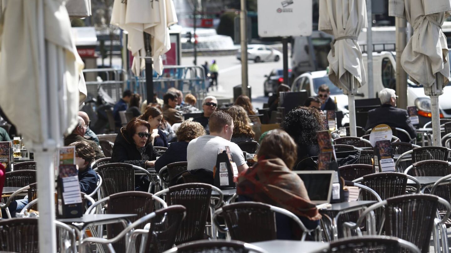 España cierra la peor crisis de su historia con más de 16 millones de personas inactivas.