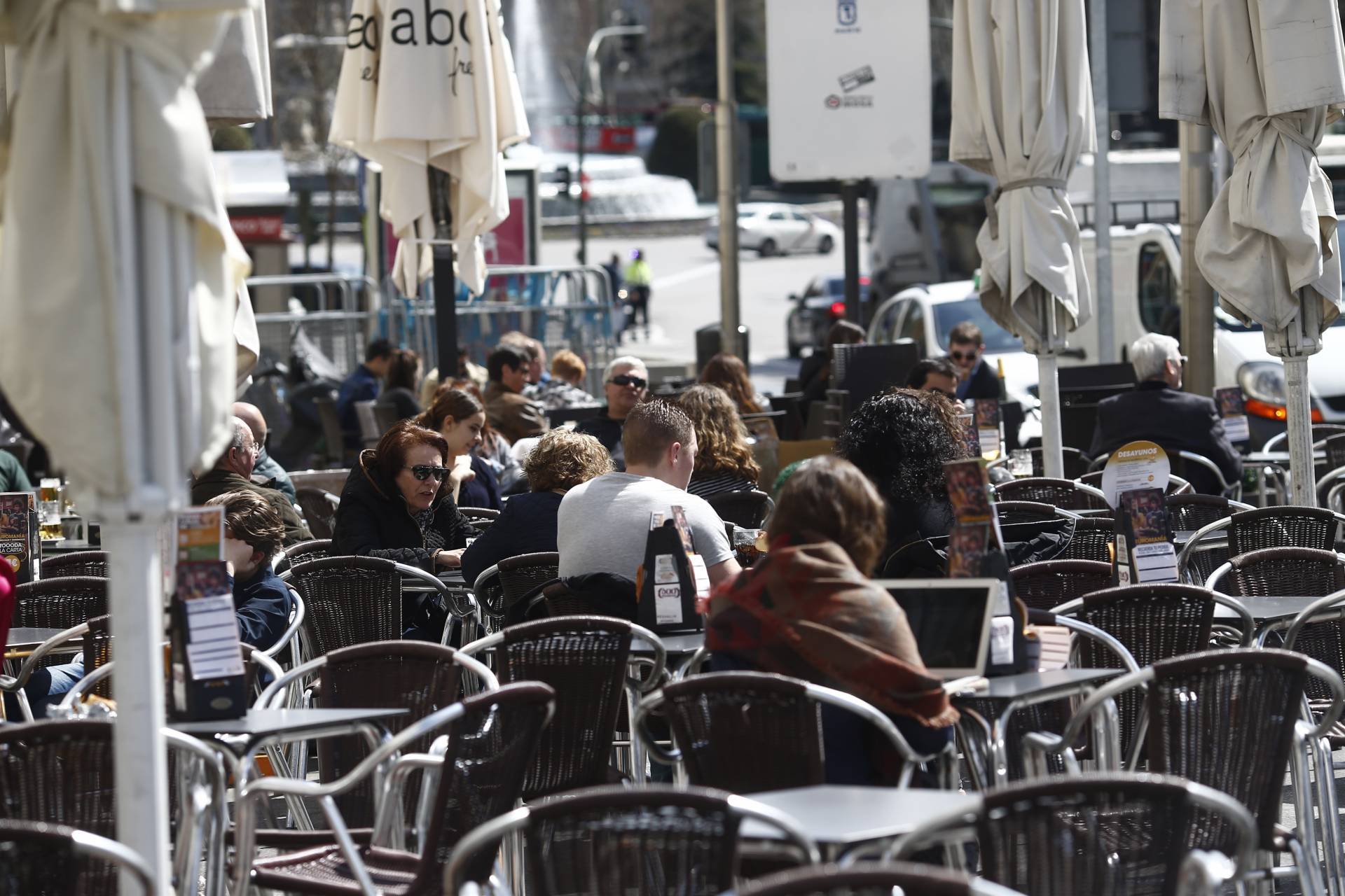 España cierra la peor crisis de su historia con más de 16 millones de personas inactivas.