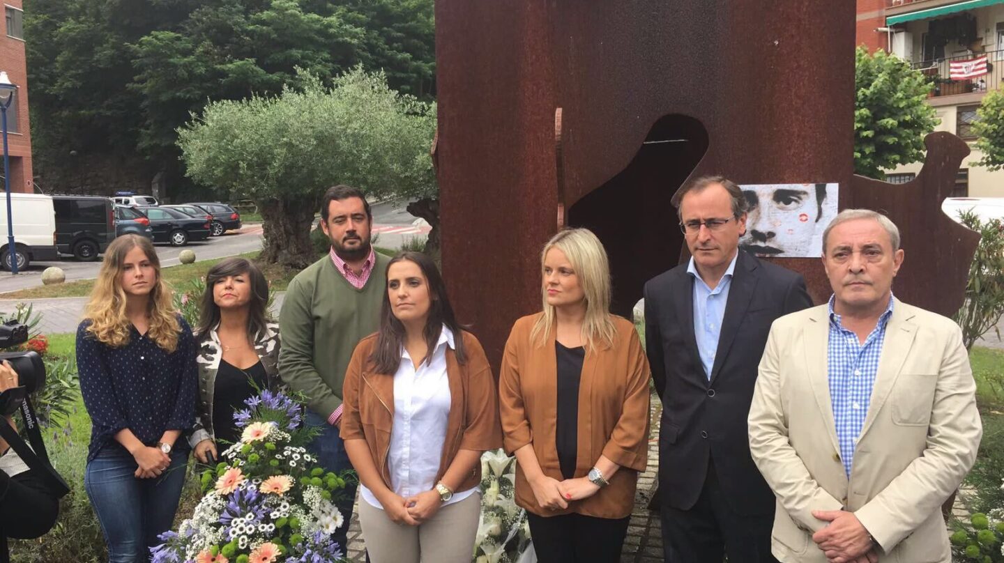 Toca, junto a dirigentes del PP vasco en un homenaje a Miguel Ángel Blanco, celebrado en julio.