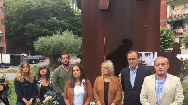 Toca, junto a dirigentes del PP vasco en un homenaje a Miguel Ángel Blanco, celebrado en julio.