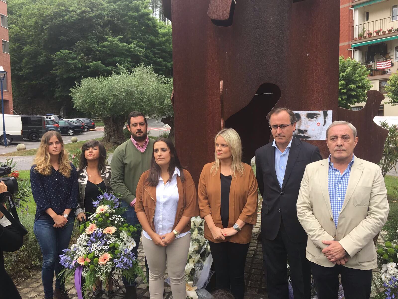 Toca, junto a dirigentes del PP vasco en un homenaje a Miguel Ángel Blanco, celebrado en julio.