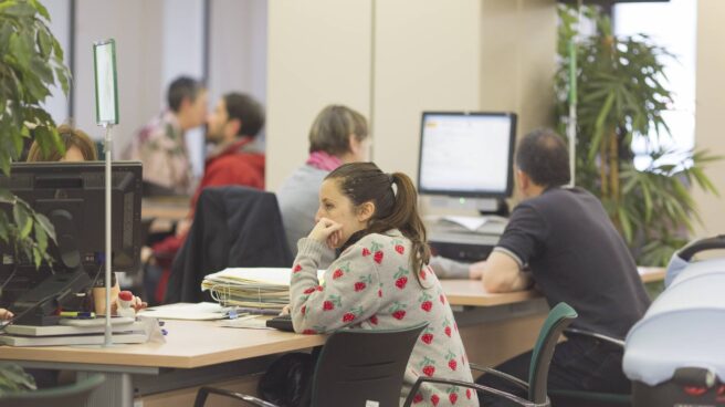Una mujer es atendida en una oficina de empleo Una mujer es atendida en una oficina de la Seguridad Social