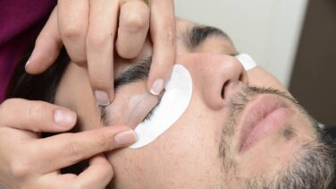Una mirada masculina y atractiva