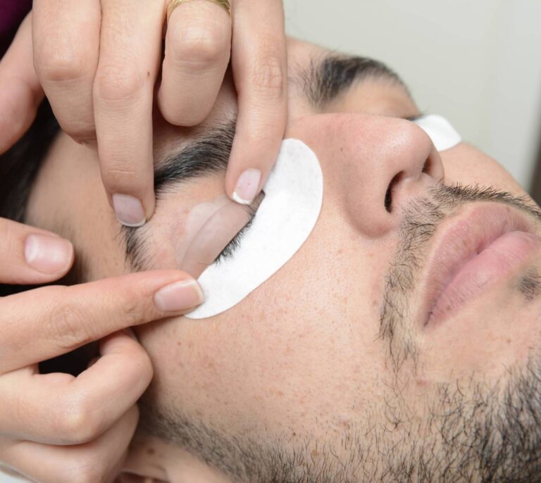 Una mirada masculina y atractiva