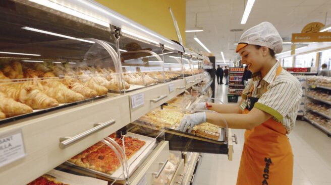 Una trabajadora de Mercadona colocando productos en una de las tiendas de la firma.