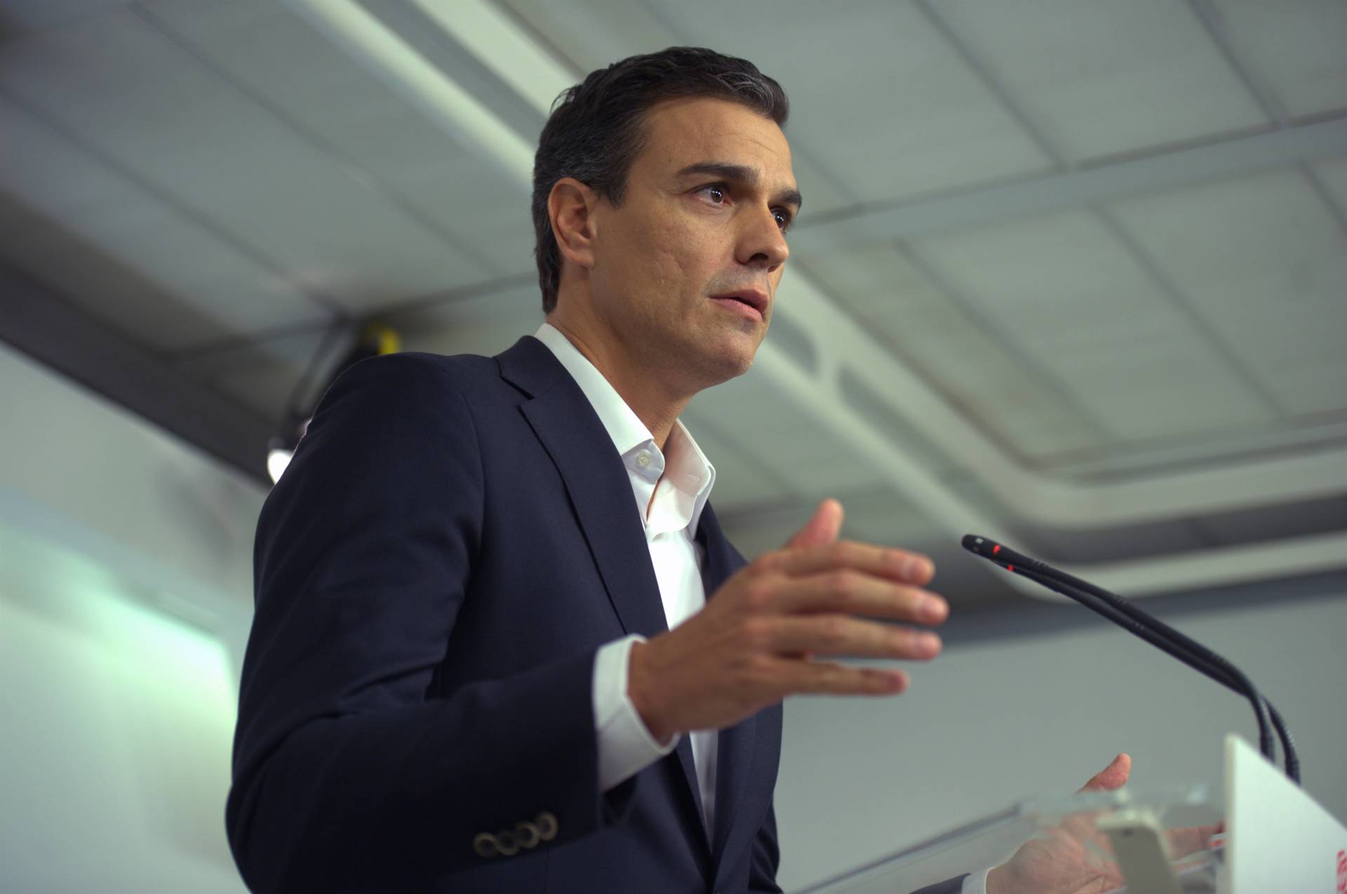 Pedro Sánchez anuncia en Twitter que votará 'No' a Mariano Rajoy mañana