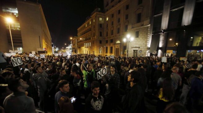 Los participantes en la manifestación, a las puertas del Congreso.