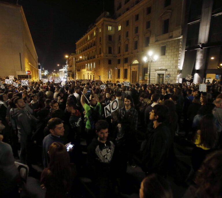 Grupos de manifestantes asedian a los diputados contrarios al 'no' tras la investidura