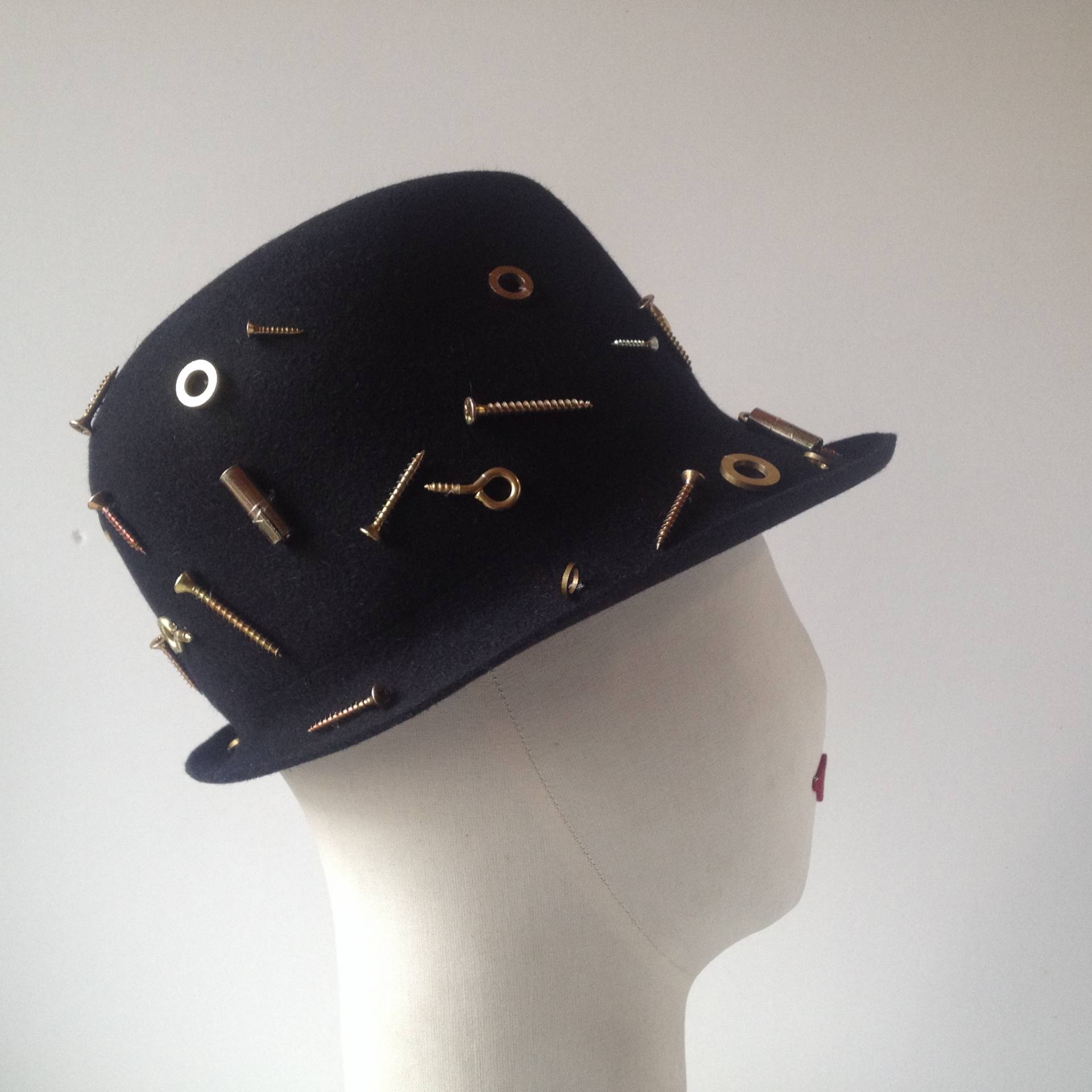 Apliques metálicos en este sombrero de Susana Loureda.