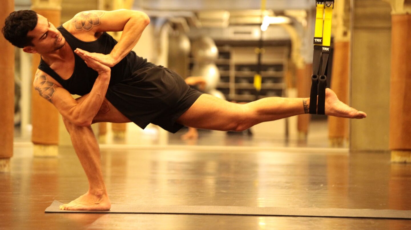 Para intensificar las clases de yoga se puede utilizar el TRX.