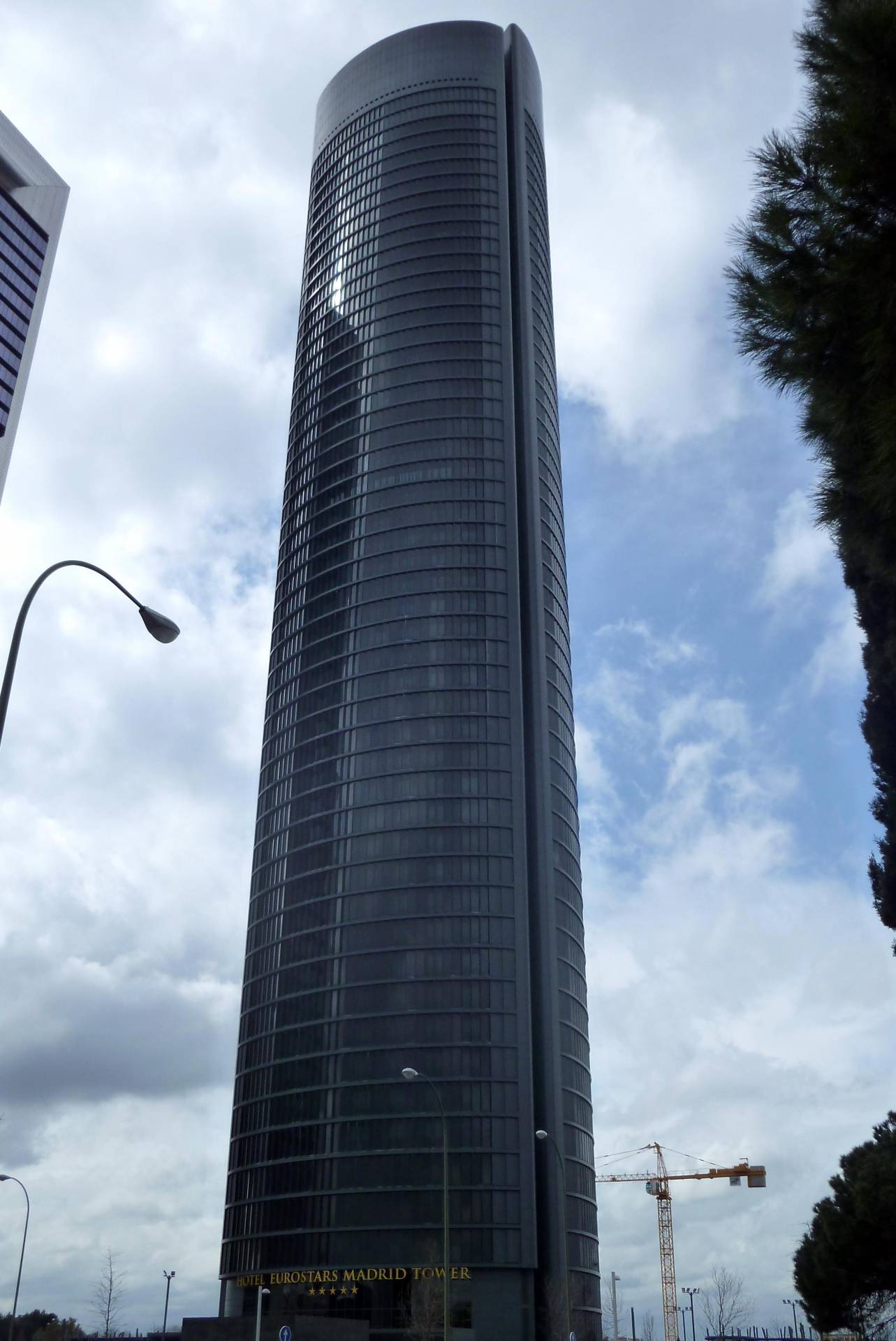 Torre de PwC en Madrid: la auditora ha sido multada con 200.000 euros y Deloitte con un millón.