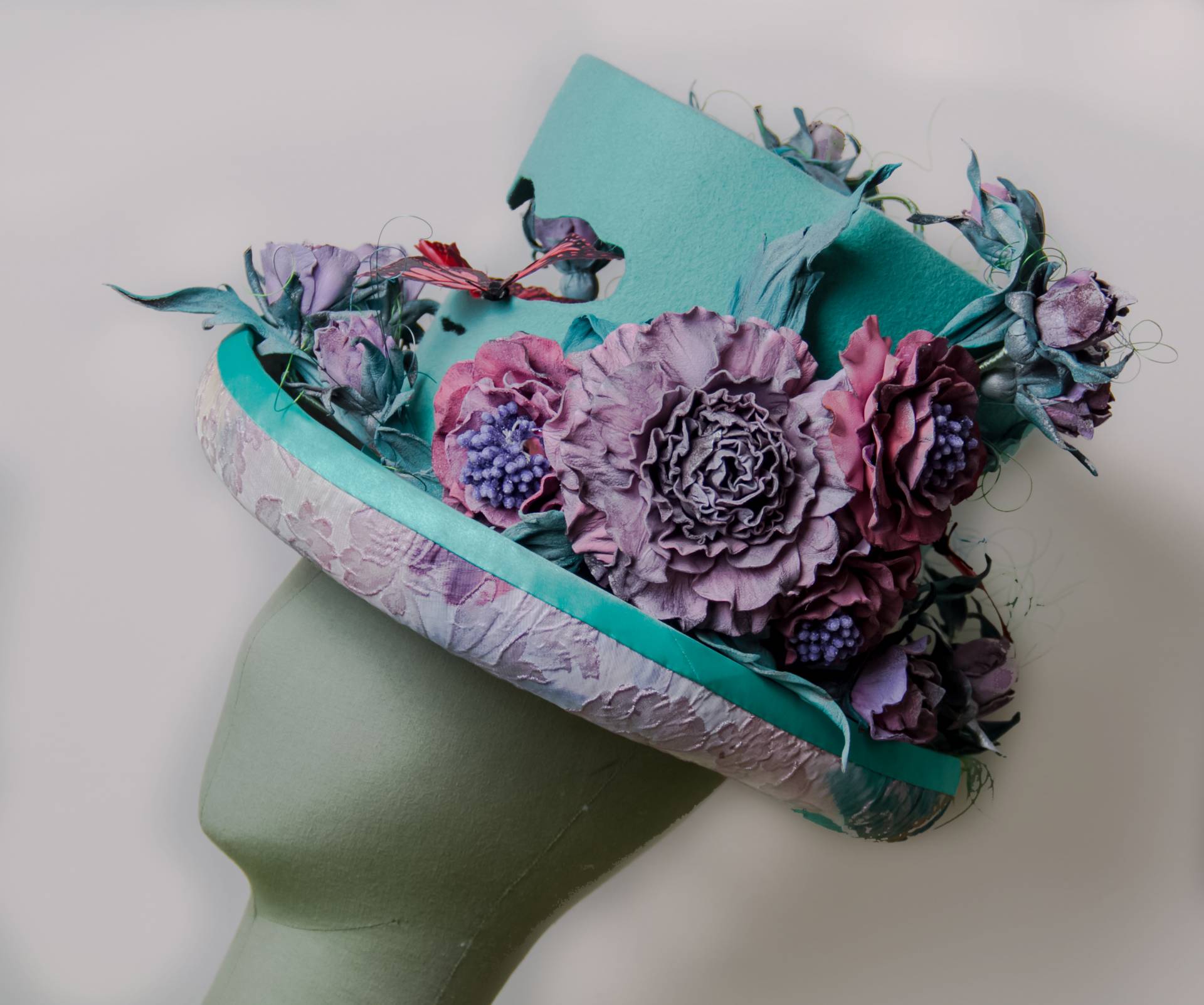 Las flores siempre son un motivo recurrente en sombrerería.