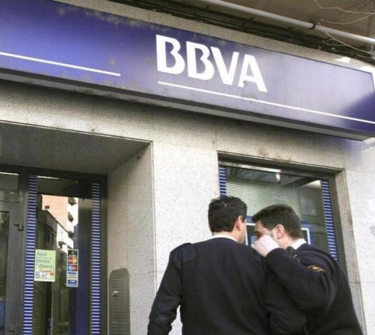 Las consultoras buscarán recolocar a los despidos de BBVA y CaixaBank en finanzas y seguros