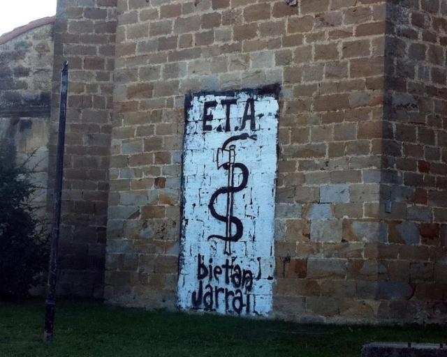 Una pintada reivindicativa de la banda terrorista ETA.