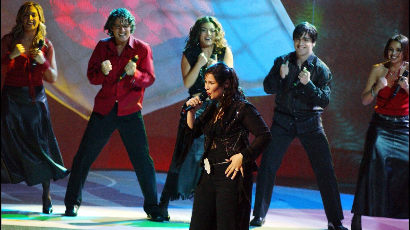 Rosa López, acompañada por Gisela, David Bisbal, Geno, Bustamante y Chenoa, en un momento de la actuación de Eurovisión 2002.