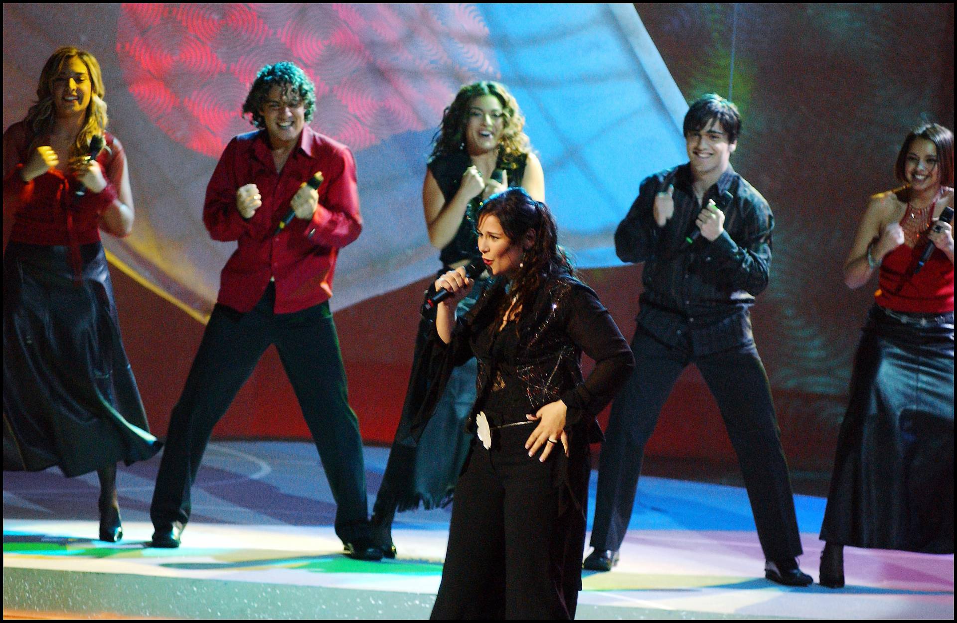 Rosa López, acompañada por Gisela, David Bisbal, Geno, Bustamante y Chenoa, en un momento de la actuación de Eurovisión 2002.