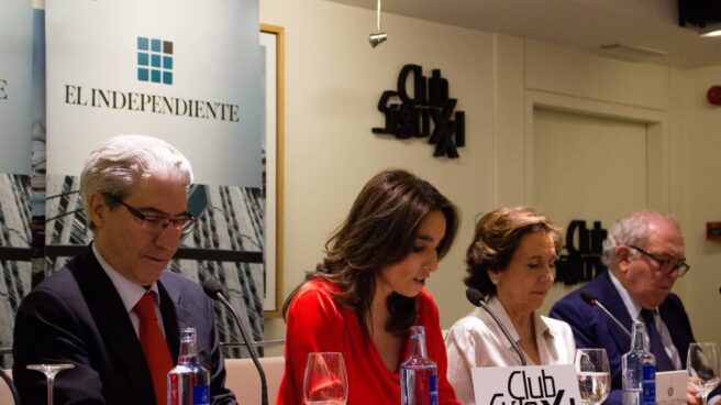 Casimiro García-Abadillo, Paloma Segrelles, Victoria Prego y Eduardo Serra., durante el acto celebrado este martes en Madrid.