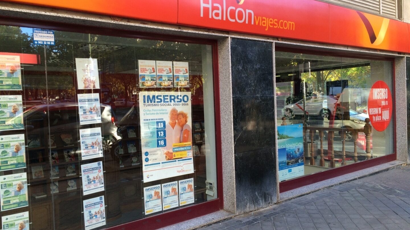 Fachada de una agencia con un cartel del viajes del Imserso.