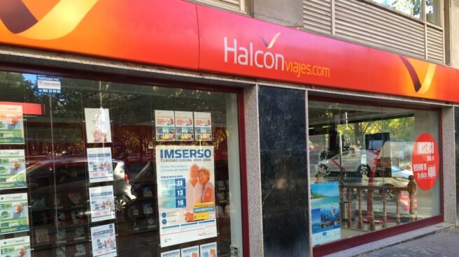 halcon-viajes-imserso-ep Fachada de una agencia con un cartel del viajes del Imserso.