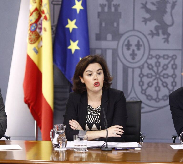 Rajoy premia a Guindos con Economía e Industria y quita poder a Montoro