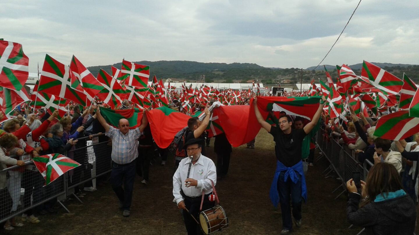 Ciudadanos vascos portando ikurriñas.
