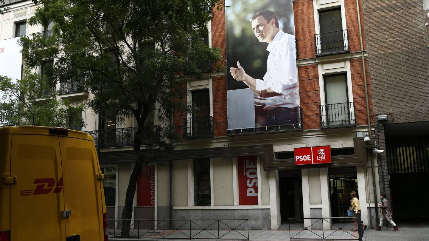 Un cartel de Pedro Sánchez en la fachada de la calle de Ferraz, sede del PSOE en Madrid.
