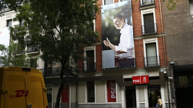 Un cartel de Pedro Sánchez en la fachada de la calle de Ferraz, sede del PSOE en Madrid.