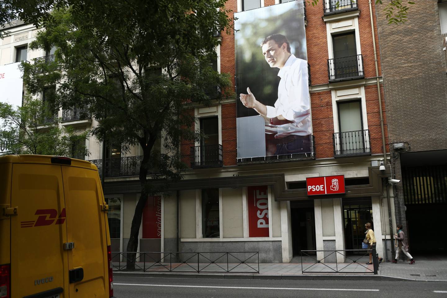 Un cartel de Pedro Sánchez en la fachada de la calle de Ferraz, sede del PSOE en Madrid.