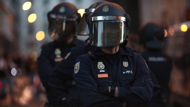 Un agente de policía durante la manifestación de Rodea el Congreso.