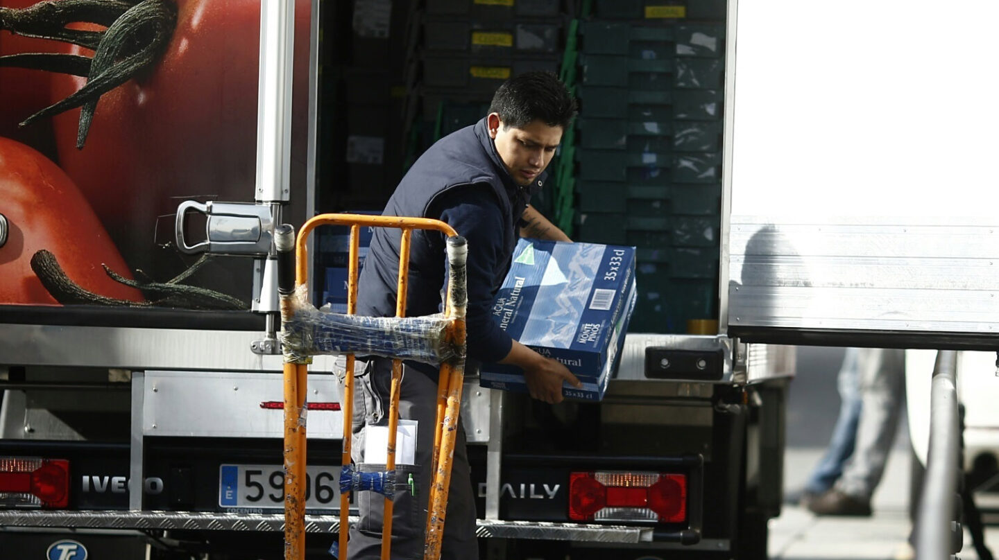 Trabajador autónomo descargando un camión.