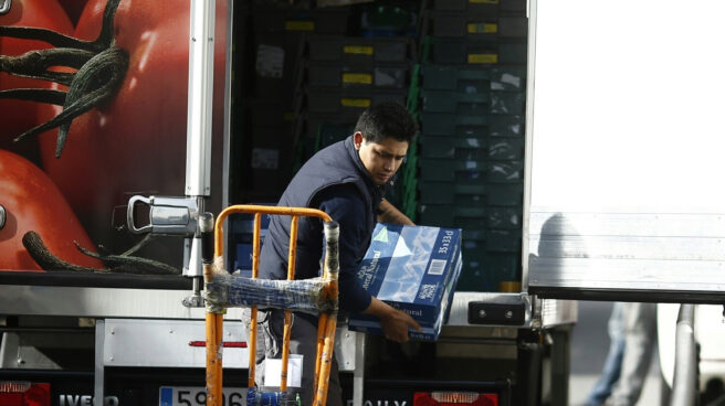 Trabajador autónomo descargando un camión en Madrid Trabajador autónomo descargando un camión.