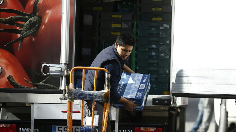 Trabajador autónomo descargando un camión.