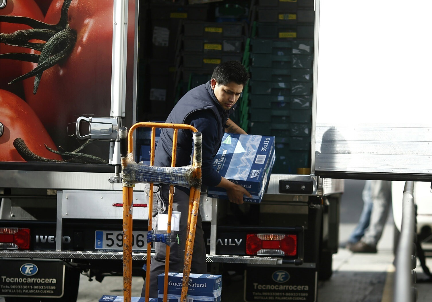 Trabajador autónomo descargando un camión.