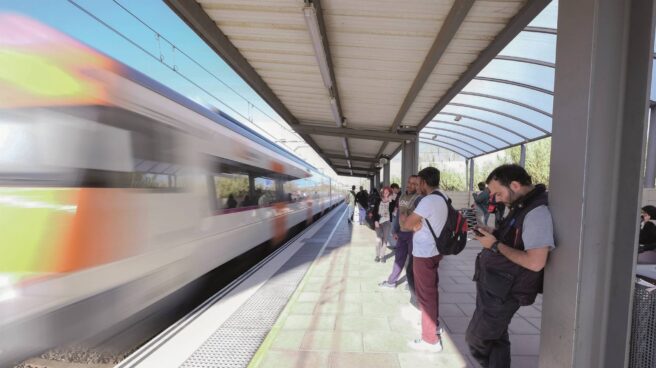 Usuarios en una estación de Rodalies.
