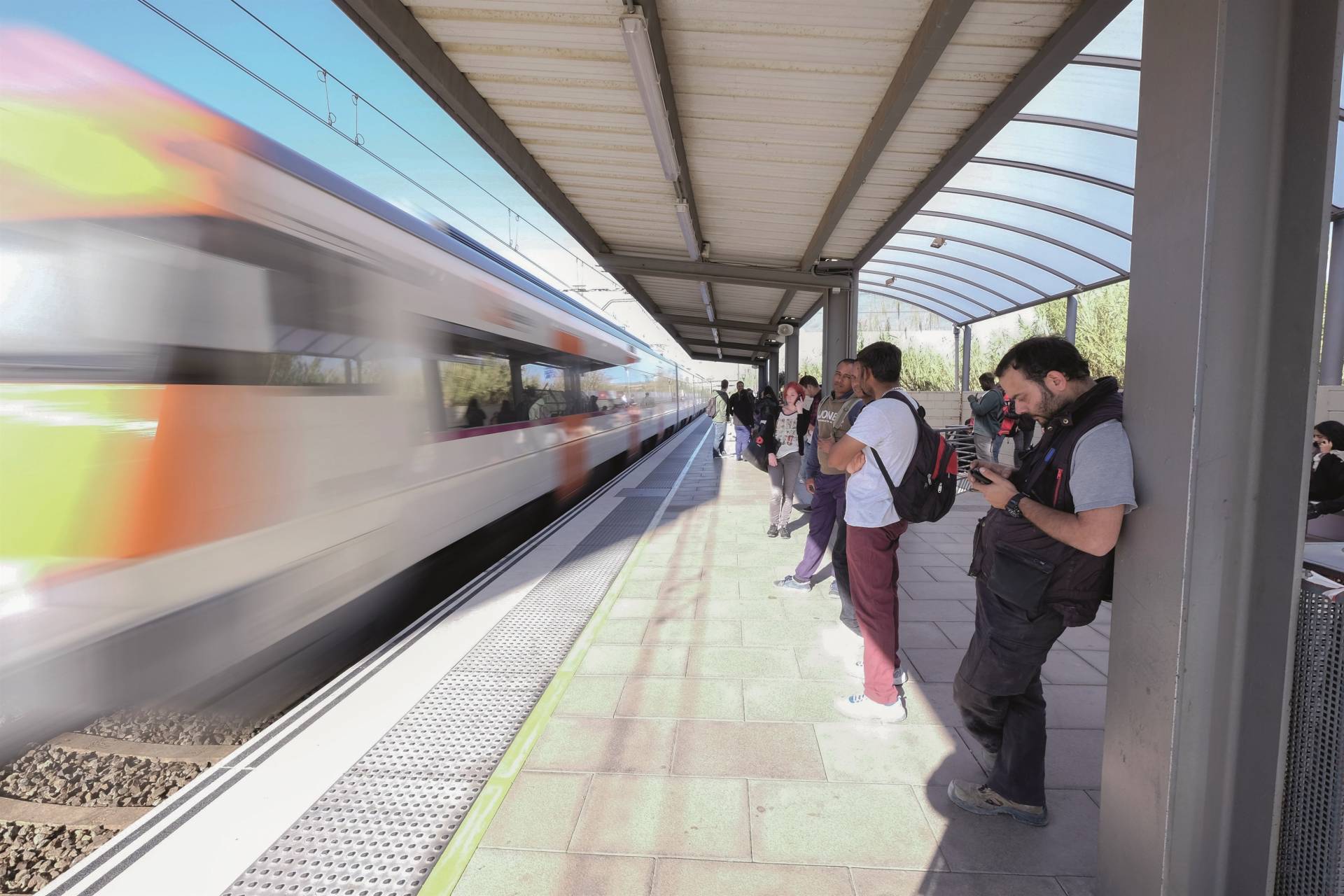 Usuarios en una estación de Rodalies.