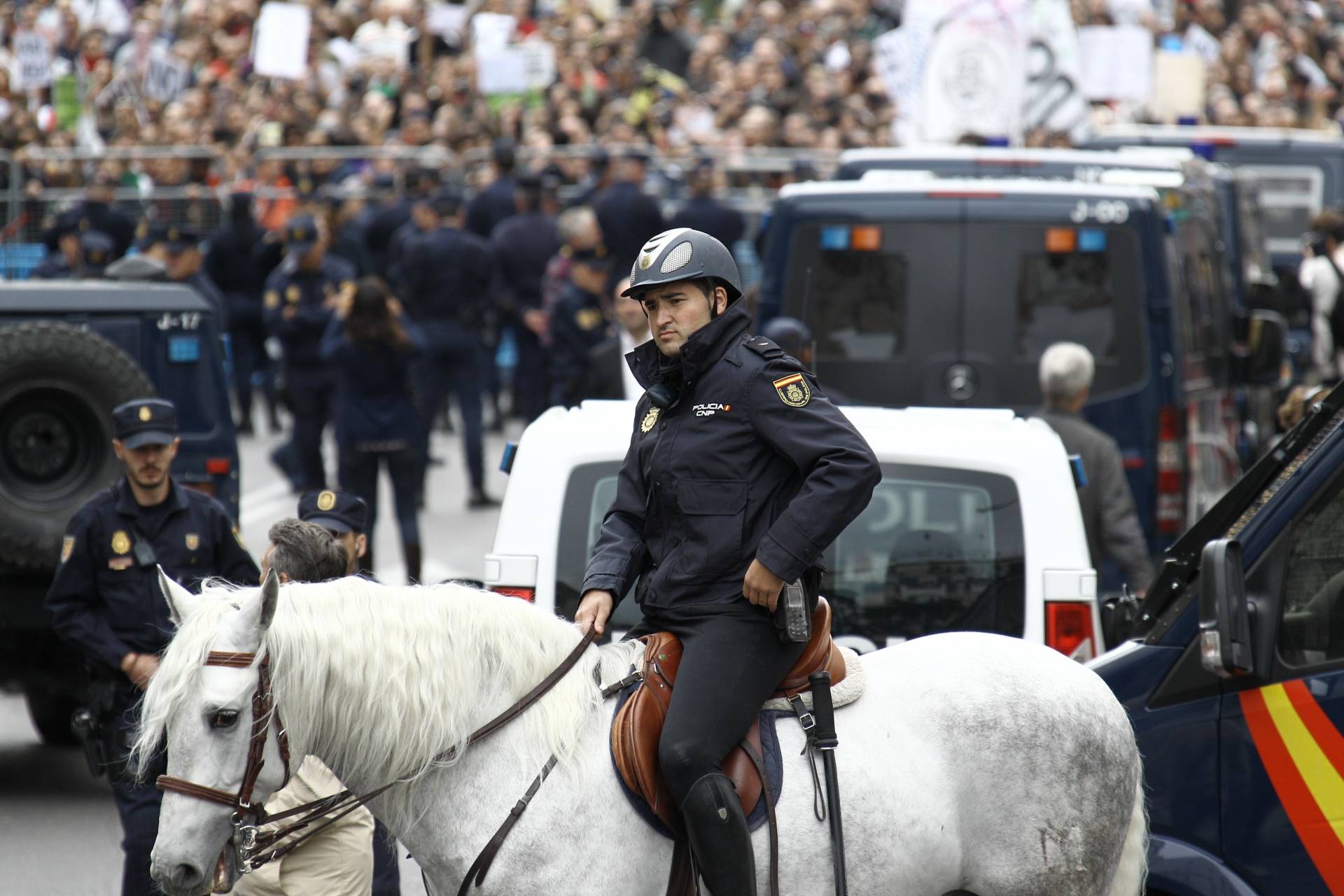 'Rodea el Congreso', contra un "régimen del 78" del que sólo salva a Podemos