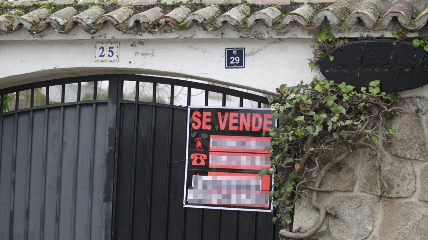 Una vivienda con un cartel de "Se Vende".