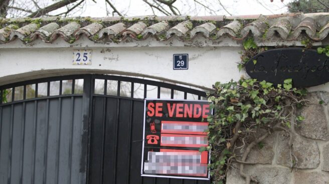 Una vivienda con un cartel de "Se Vende".