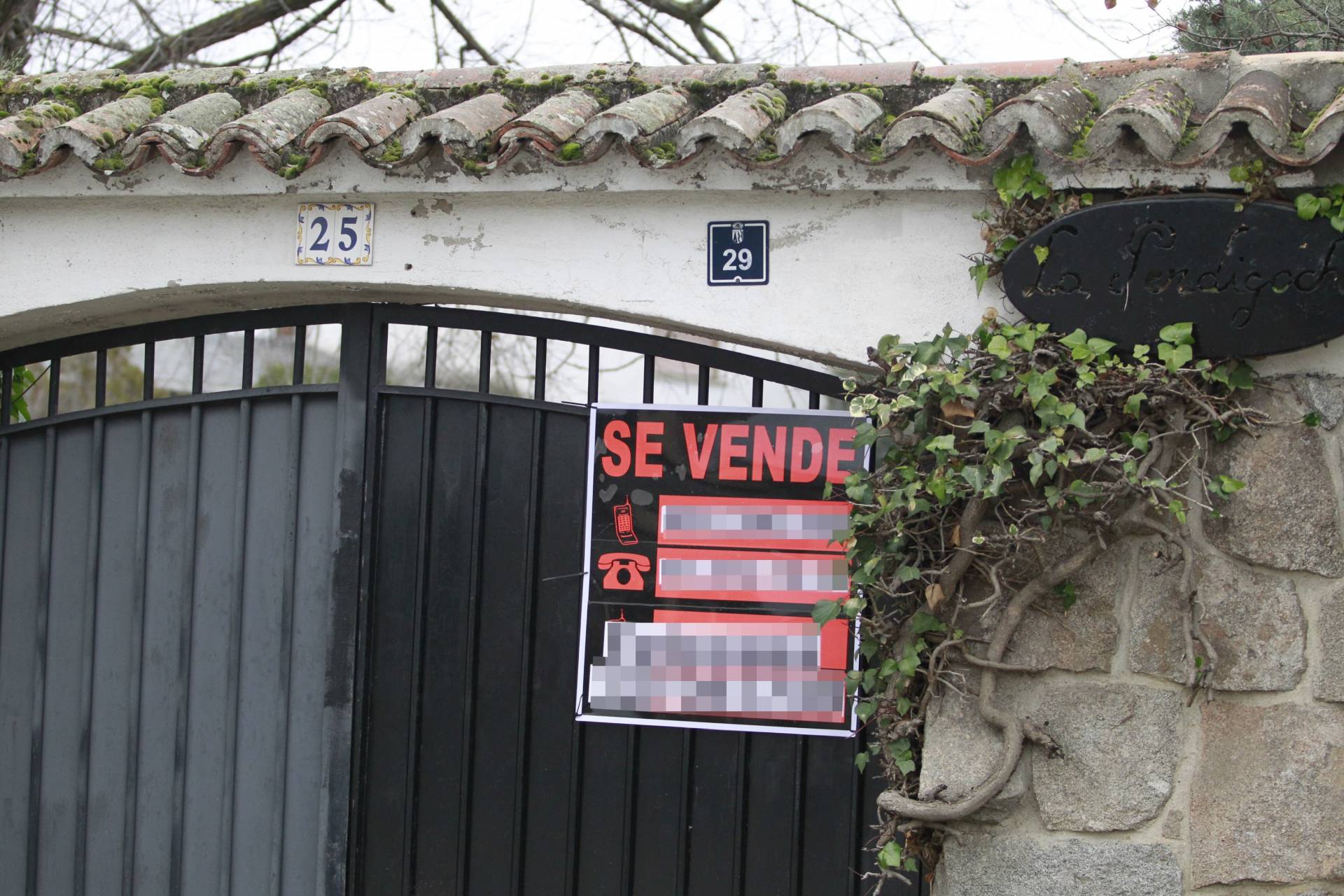 Una vivienda con un cartel de "Se Vende".