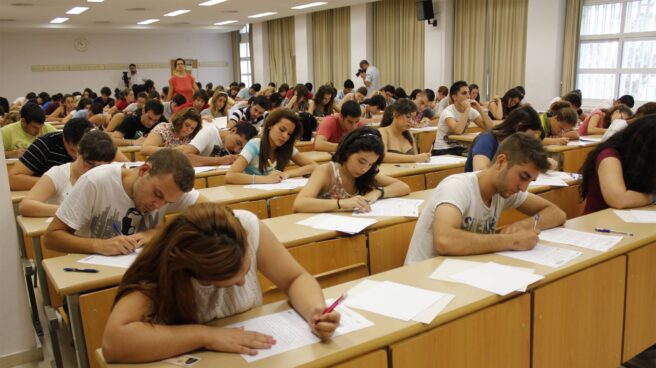 selectividad Unos alumnos en el último examen de selectividad.