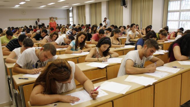 Unos alumnos en el último examen de selectividad.