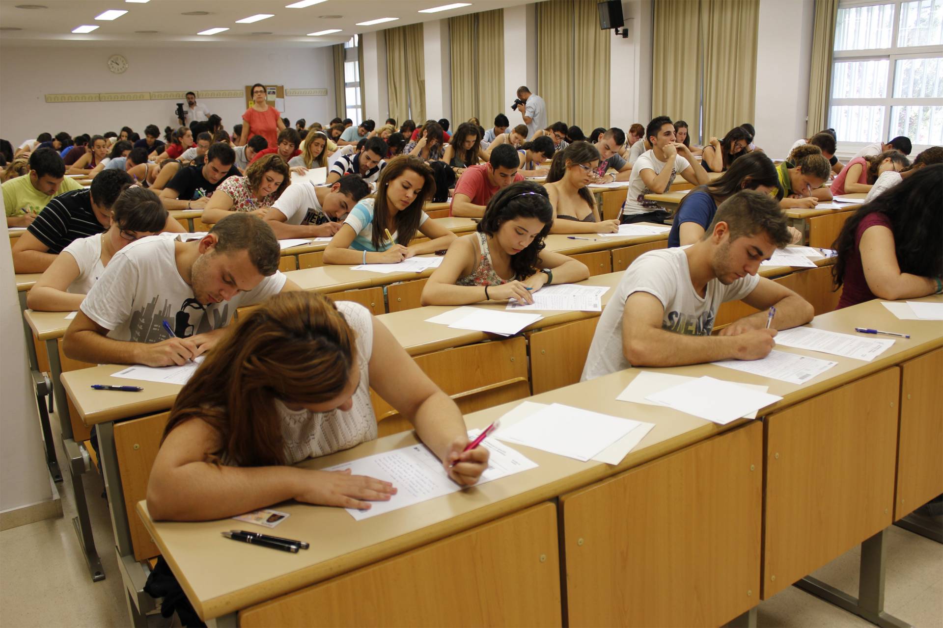 Unos alumnos en el último examen de selectividad.