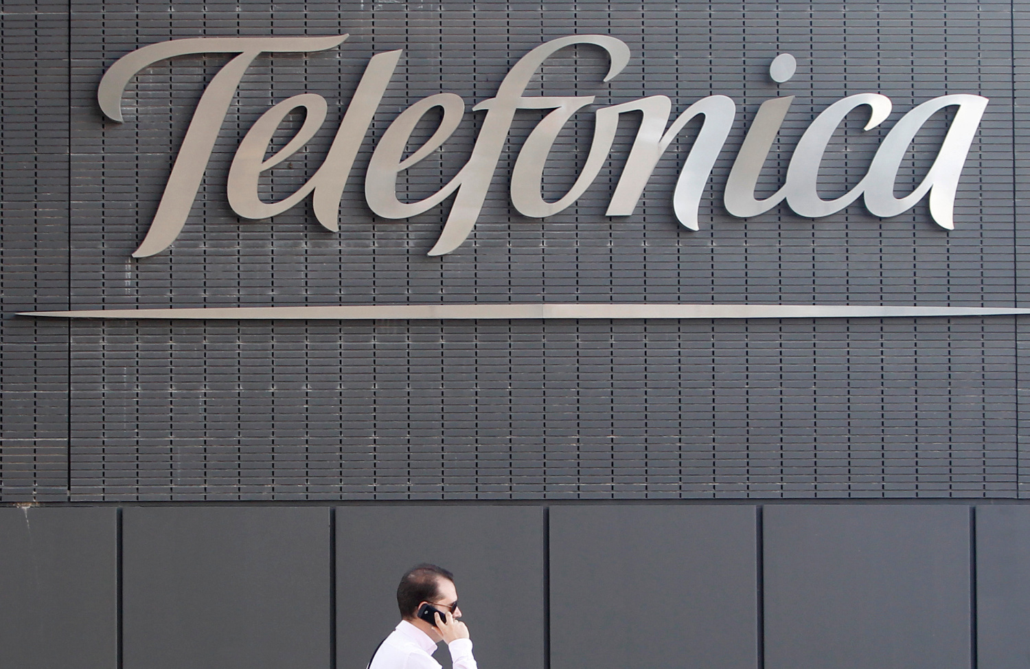 Telefónica rebaja el dividendo tras los fiascos de O2 y Telxius
