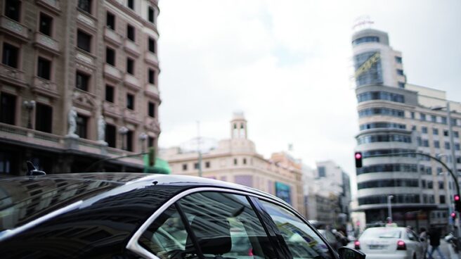 Un coche de Uber por las calles de Madrid.