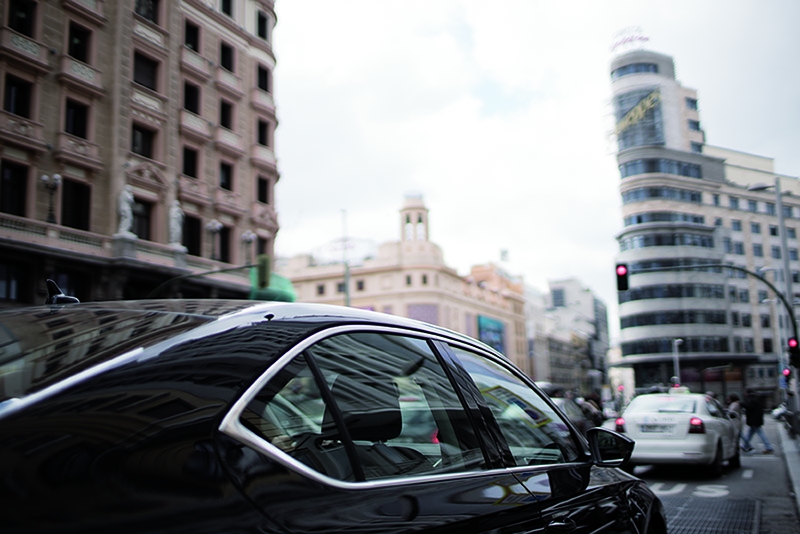 Un coche de Uber por las calles de Madrid.