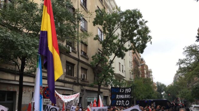 Manifestantes del PSOE en favor del 'no' a Rajoy, este sábado en Ferraz.