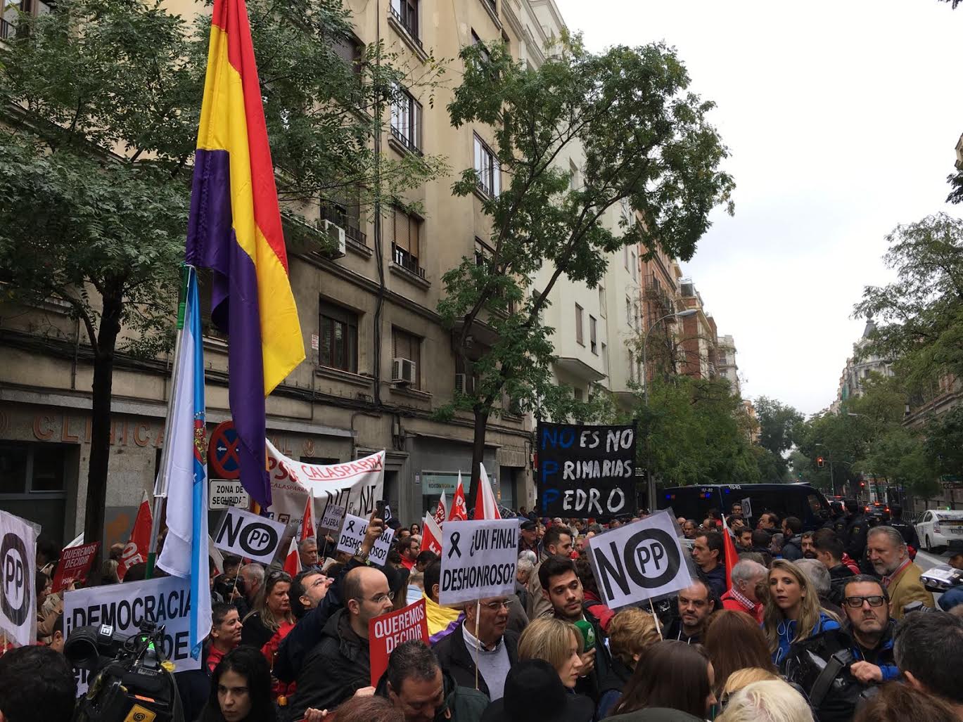 Manifestantes del PSOE en favor del 'no' a Rajoy, este sábado en Ferraz.
