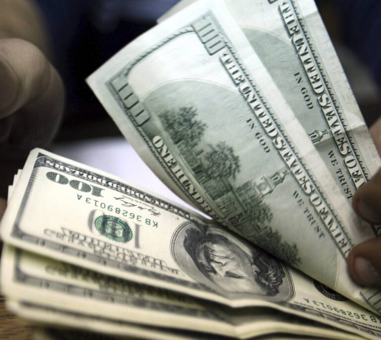 El euro alcanza la paridad con el dólar por primera vez en 20 años